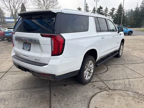 Used 2023 GMC Yukon XL SLT w/ SLT Luxury Package image 8