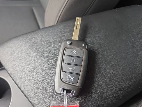 Used 2025 Hyundai Elantra SE FWD image 79