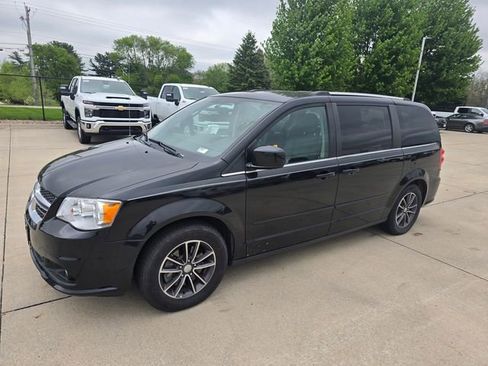 Used 2017 Dodge Grand Caravan SXT FWD image 5