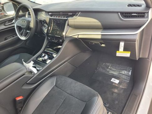 New 2025 Jeep Grand Cherokee L Altitude image 18