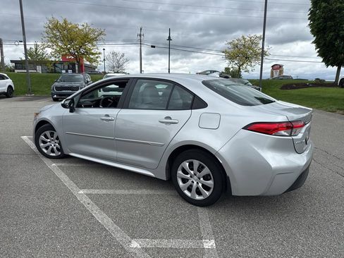 Used 2025 Toyota Corolla LE FWD image 4