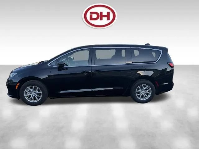 Used 2026 Chrysler Pacifica Select FWD image 5