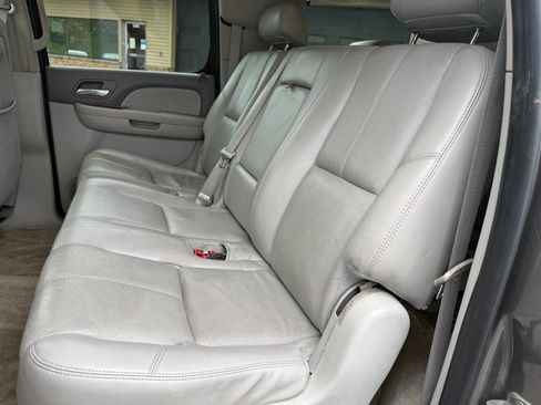 Used 2007 Chevrolet Suburban 2500 LT w/ LT Preferred Equipment Group AWD/4WD image 25