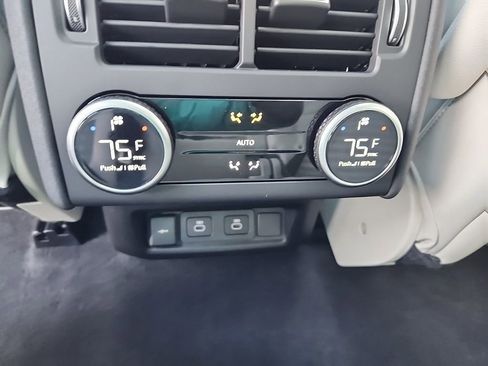 Used 2025 Land Rover Discovery S image 26