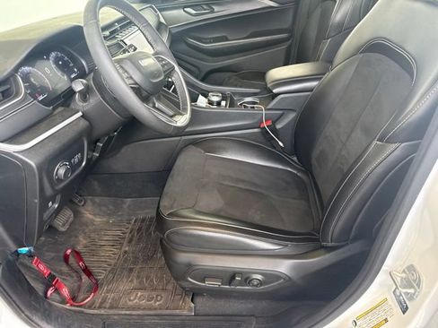Used 2024 Jeep Grand Cherokee L Altitude AWD/4WD image 17