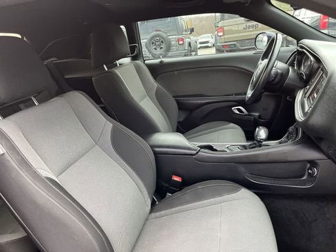Used 2015 Dodge Challenger SXT image 26