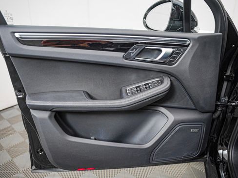 Certified 2024 Porsche Macan AWD/4WD image 27