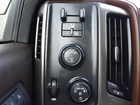 Used 2018 Chevrolet Silverado 1500 High Country image 19