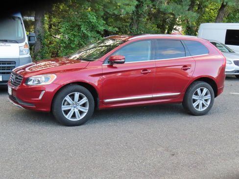 Used 2016 Volvo XC60 T6 w/ Proximity Package FWD image 2