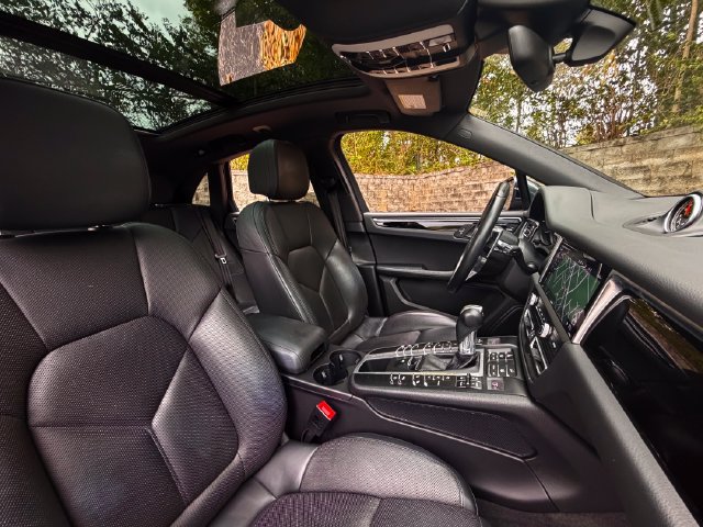 Used 2023 Porsche Macan AWD/4WD image 32