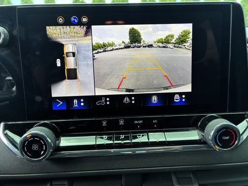 Used 2023 Chevrolet Colorado Trail Boss w/ Technology Package AWD/4WD image 32