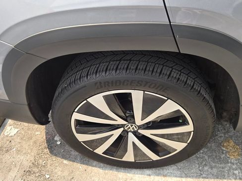 Certified 2024 Volkswagen Taos SE FWD image 8