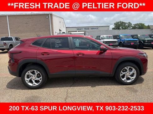 Used 2024 Chevrolet Trax LS w/ LS Convenience Package FWD image 2