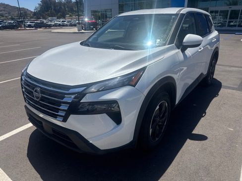 Used 2024 Nissan Rogue SV AWD/4WD image 3