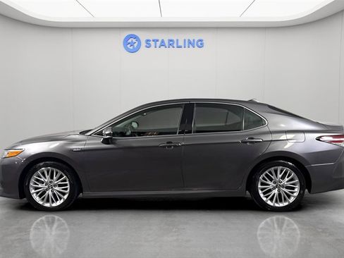 Used 2019 Toyota Camry XLE image 3