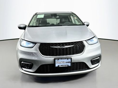 Used 2023 Chrysler Pacifica Touring-L FWD image 2