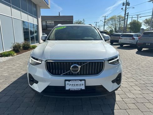 Used 2025 Volvo XC40 B5 Plus AWD/4WD image 4