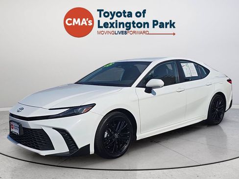 Used 2025 Toyota Camry SE FWD image 1