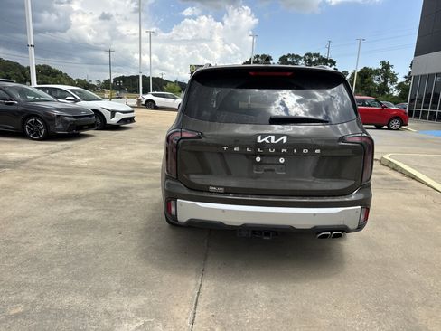 Certified 2024 Kia Telluride SX w/ Towing Package FWD image 16