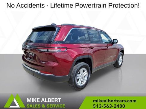 Used 2023 Jeep Grand Cherokee Laredo AWD/4WD image 7