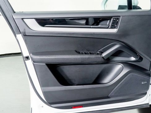 Used 2025 Porsche Cayenne image 34