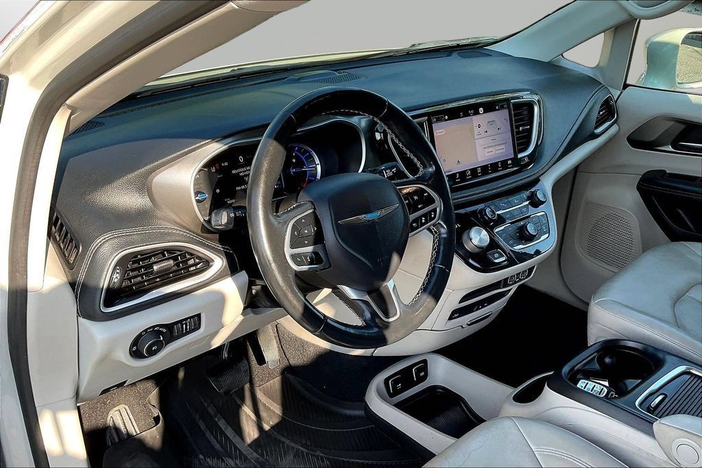 Used 2021 Chrysler Pacifica Touring-L w/ Uconnect Theater Family Group FWD image 17