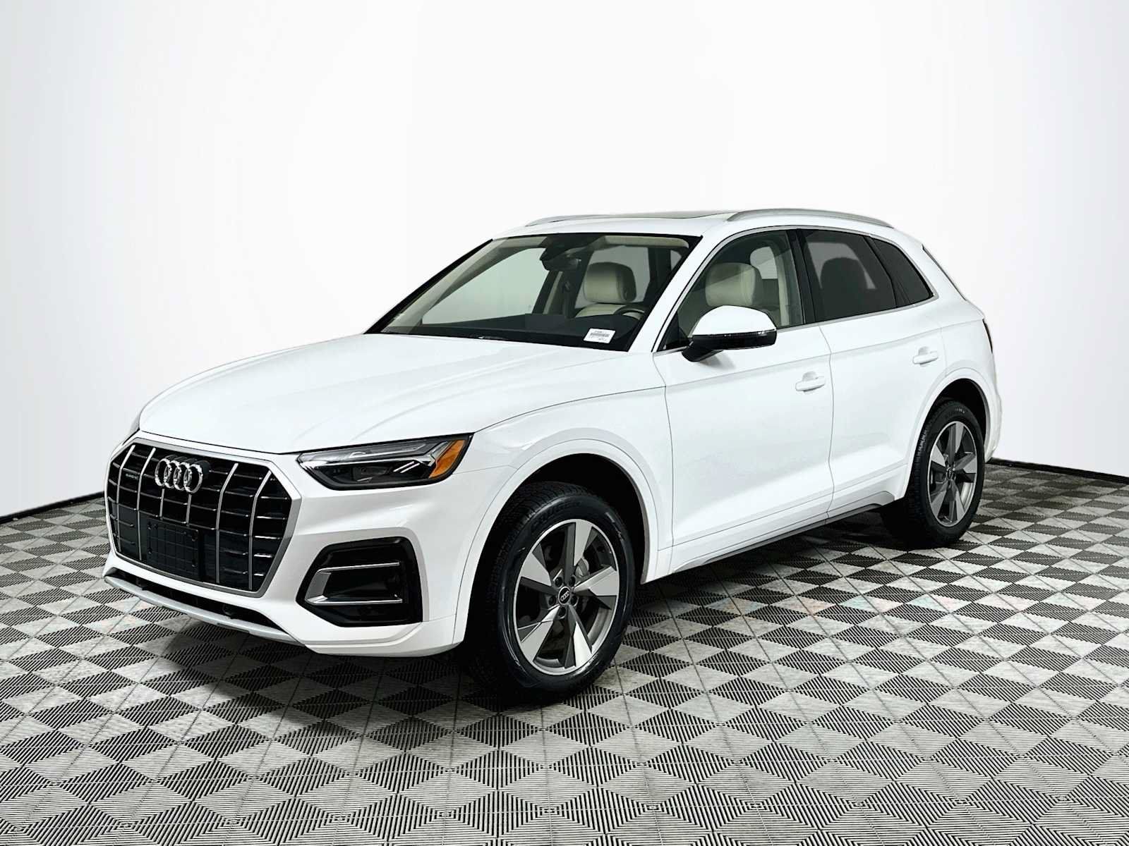Certified 2023 Audi Q5 2.0T Premium w/ Convenience Package AWD/4WD image 3