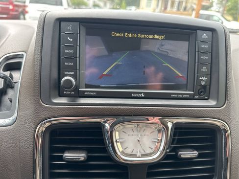 Used 2015 Chrysler Town & Country Touring-L w/ Driver Convenience Group FWD image 21
