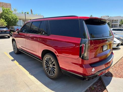 Used 2023 Cadillac Escalade ESV V AWD/4WD image 2