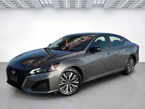 Used 2025 Nissan Altima 2.5 SV FWD image 8