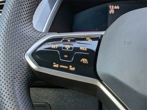 Certified 2022 Volkswagen Tiguan SE R-Line image 25