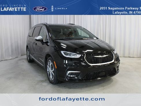 Used 2026 Chrysler Pacifica Pinnacle FWD image 1