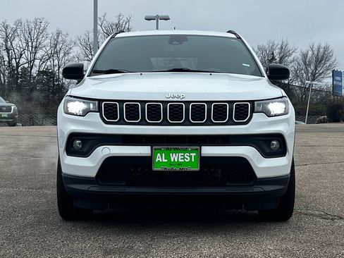 Used 2024 Jeep Compass Latitude image 3