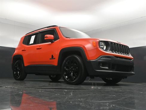 Used 2018 Jeep Renegade Altitude w/ Cold Weather Group FWD image 30