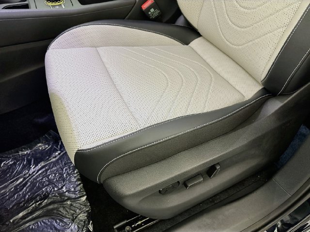 Certified 2025 Volkswagen Tiguan SE FWD image 18