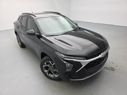 New 2026 Chevrolet Trax LT w/ Sunroof Package image 2