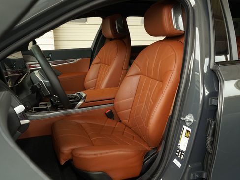 Used 2024 BMW 760i xDrive w/ Executive Package image 9