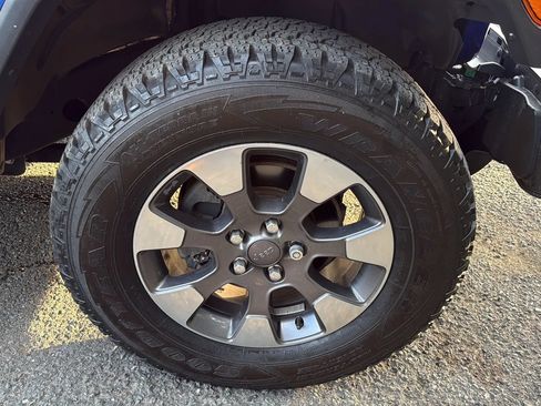 Used 2018 Jeep Wrangler Unlimited Sahara AWD/4WD image 12