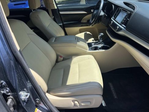Used 2018 Toyota Highlander XLE FWD image 12