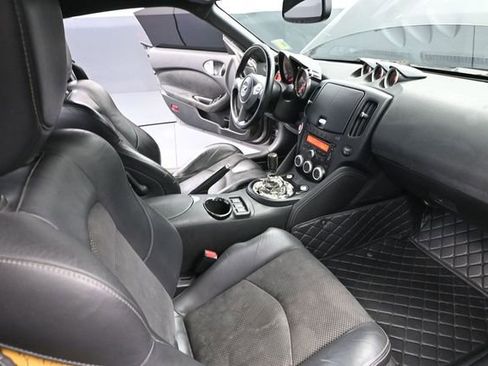 Used 2009 Nissan 370Z Touring RWD image 36