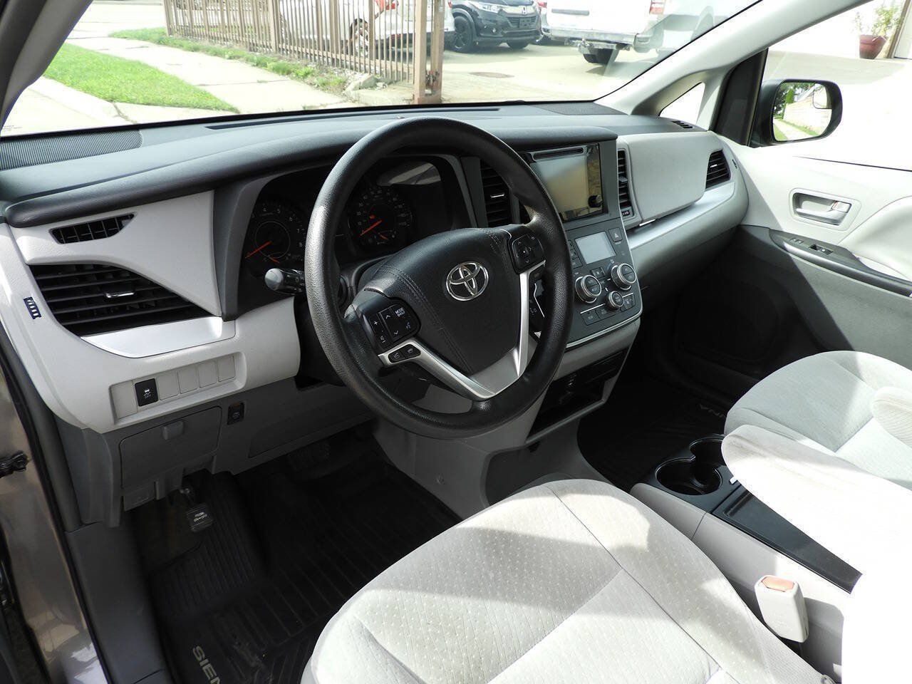 Used 2017 Toyota Sienna LE FWD image 14