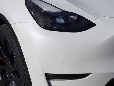 Used 2022 Tesla Model Y Performance image 3
