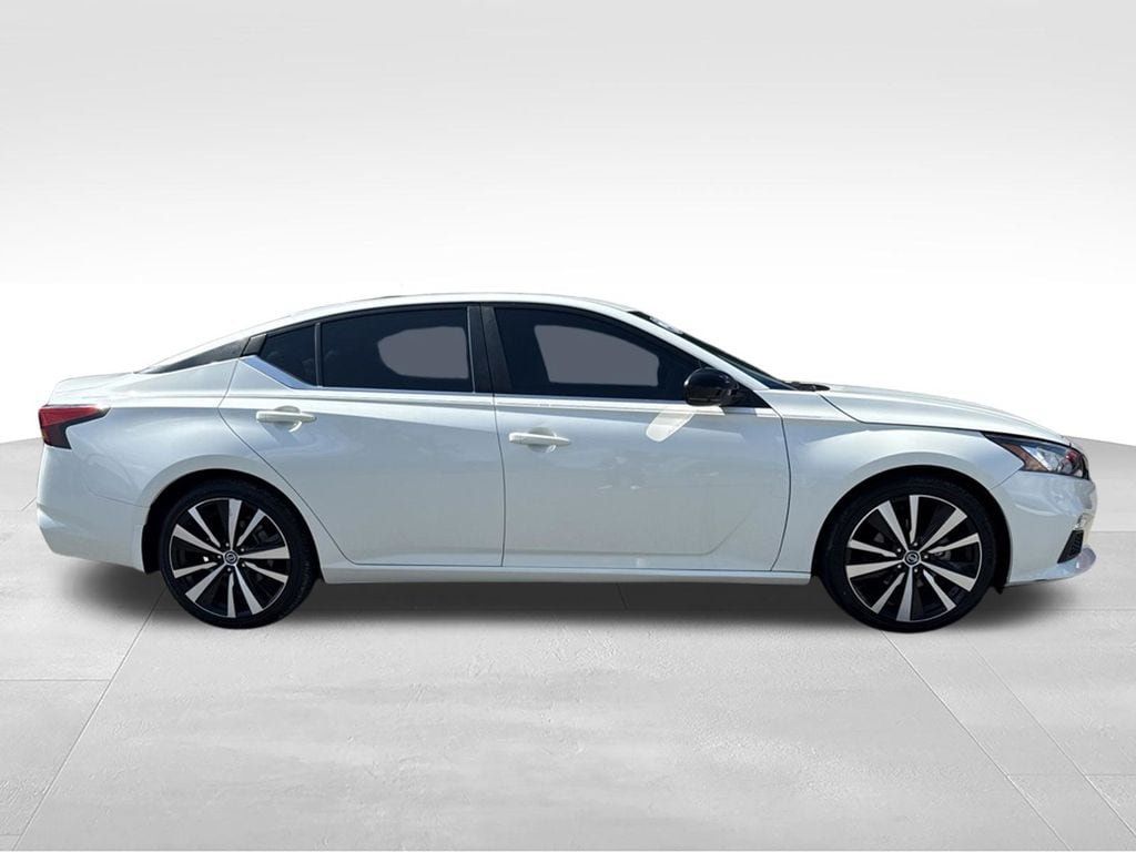 Used 2021 Nissan Altima 2.5 SR w/ SR Premium Package FWD image 2