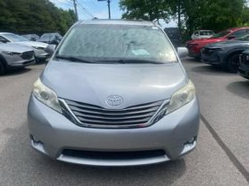 Used 2012 Toyota Sienna XLE FWD image 2