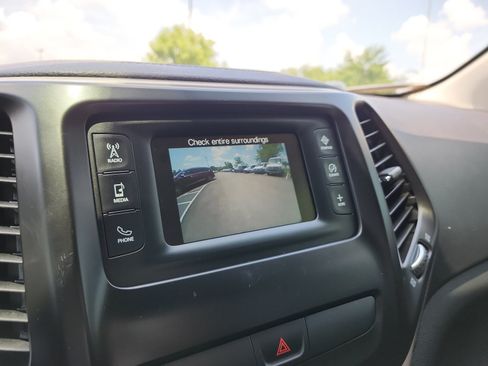 Used 2018 Jeep Cherokee Sport AWD/4WD image 17