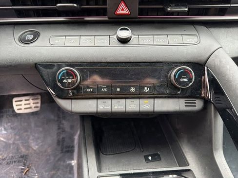 Certified 2025 Hyundai Elantra SEL image 25