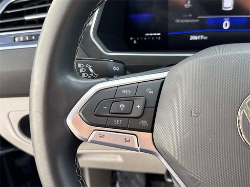 Certified 2022 Volkswagen Tiguan SE image 17