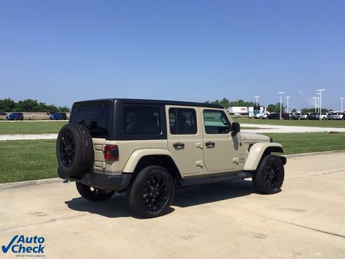 Used 2022 Jeep Wrangler Unlimited Sahara w/ Cold Weather Group image 6