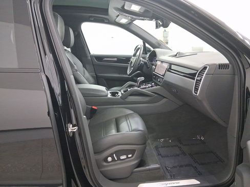 Used 2021 Porsche Cayenne image 36