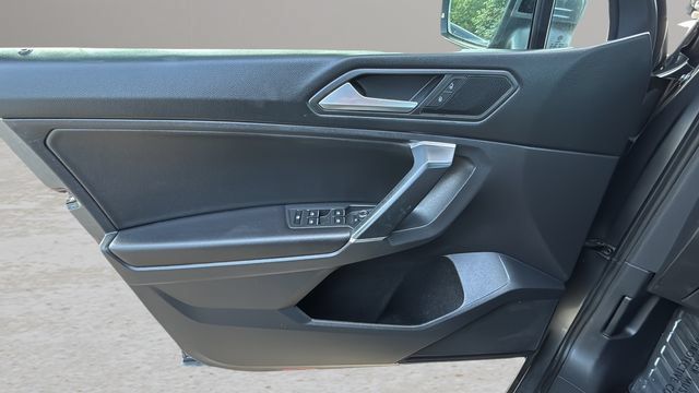 Used 2020 Volkswagen Tiguan SE w/ Panoramic Sunroof Package FWD image 17